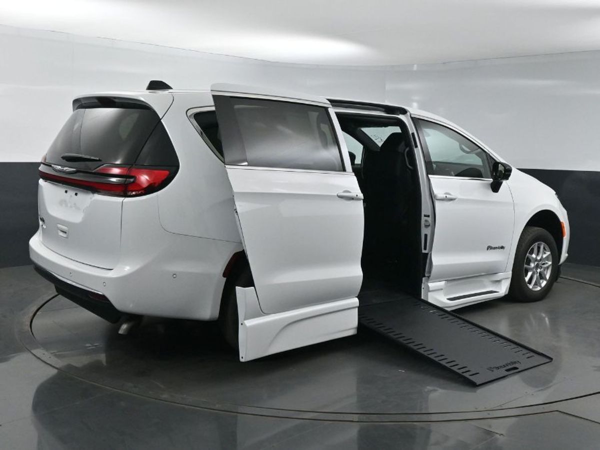 White Chrysler Pacifica image number 6