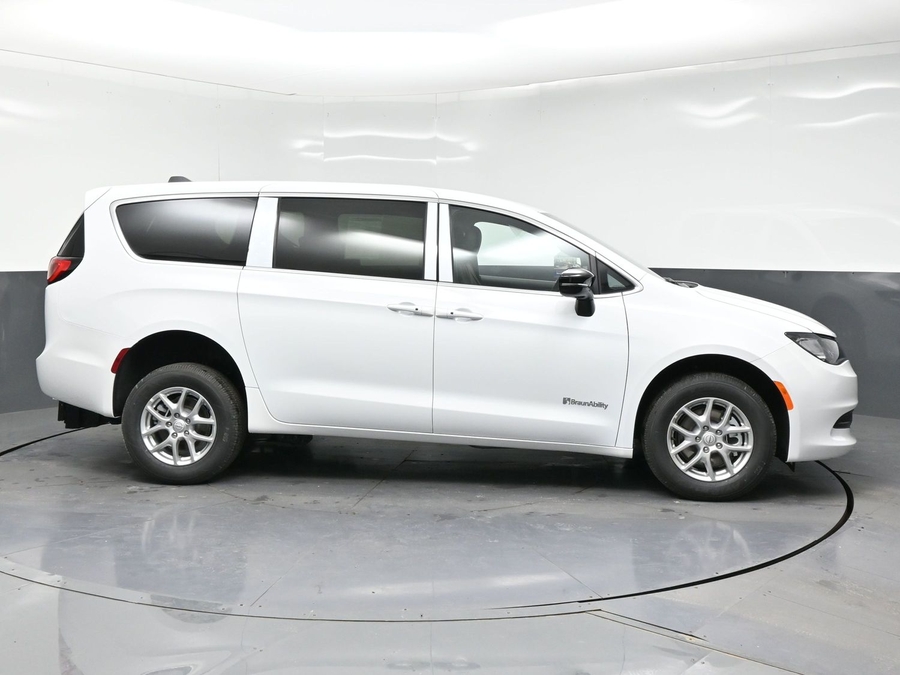 White Chrysler Voyager image number 5