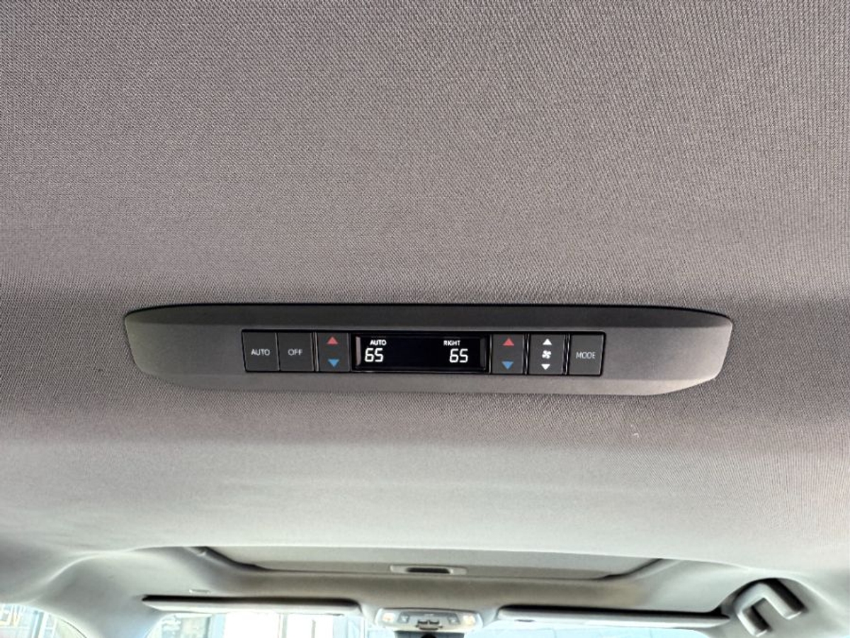 Silver Toyota Sienna image number 10