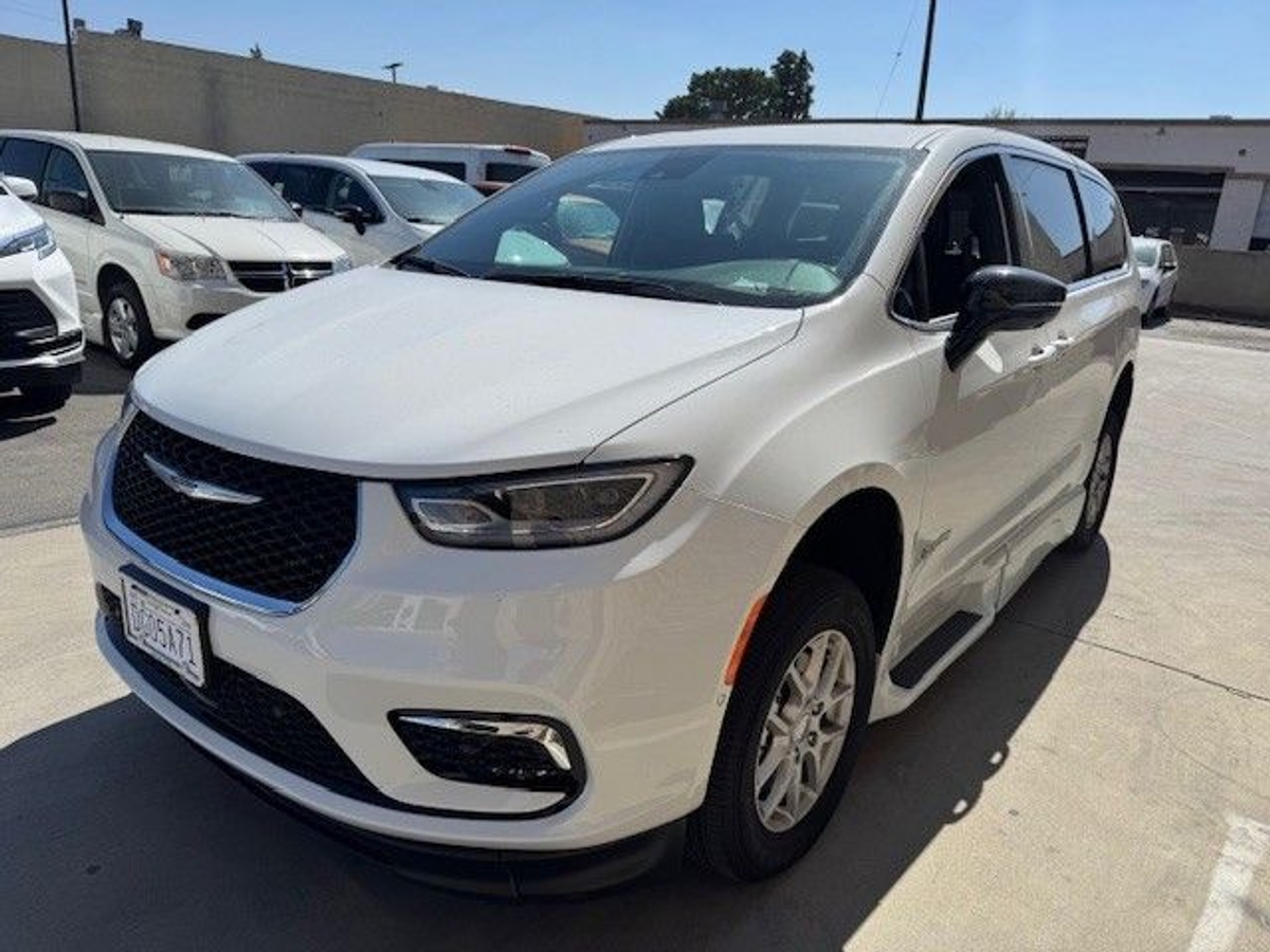 2025 CHRYSLER PACIFICA - Image 8