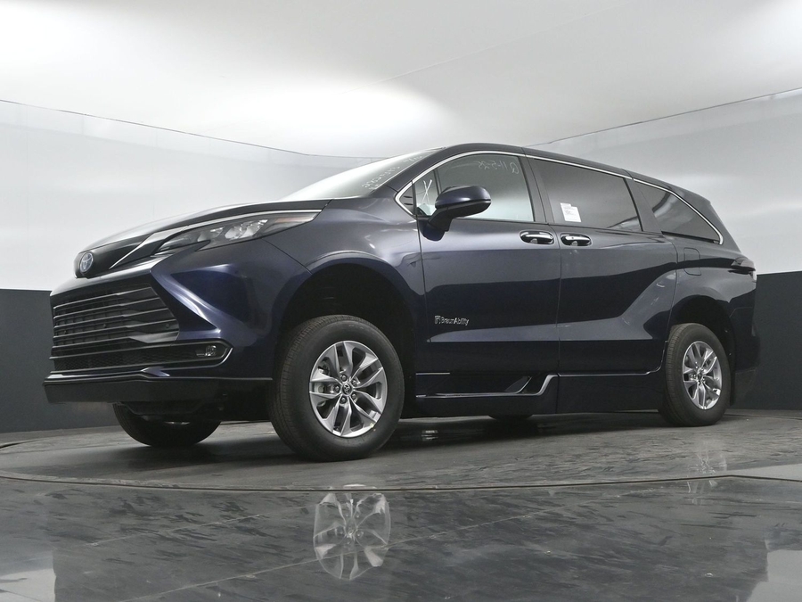 New 2025 Toyota Sienna Hybrid XLE Base - BraunAbility Side Entry Entry Fold Out Automatic Ramp