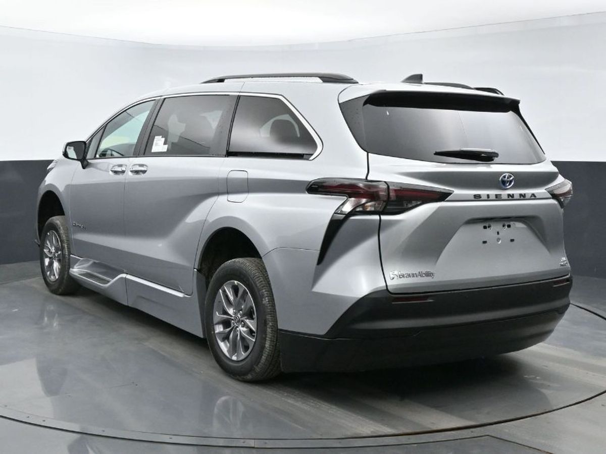 2023 Toyota Sienna XLE - Photo 18