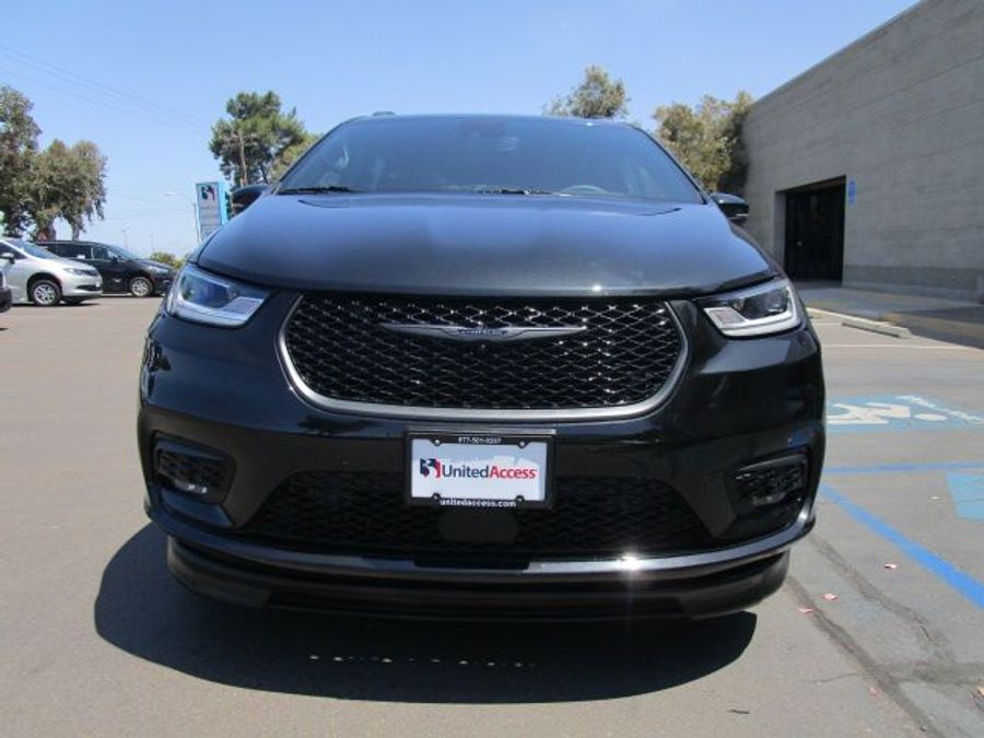 Used 2023 Chrysler Pacifica Touring L - BraunAbility Side Entry Entry Fold Out Automatic Ramp
