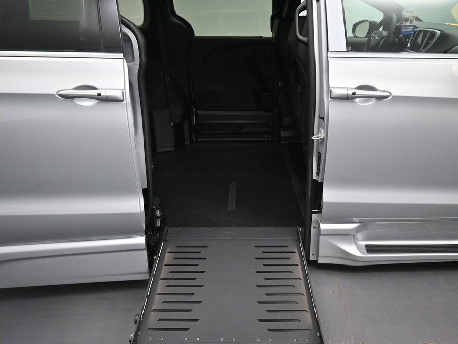 Silver Chrysler Pacifica image number 10