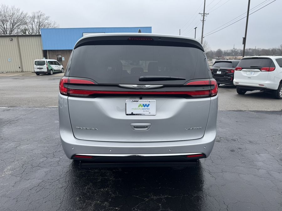 Silver Chrysler Pacifica image number 6