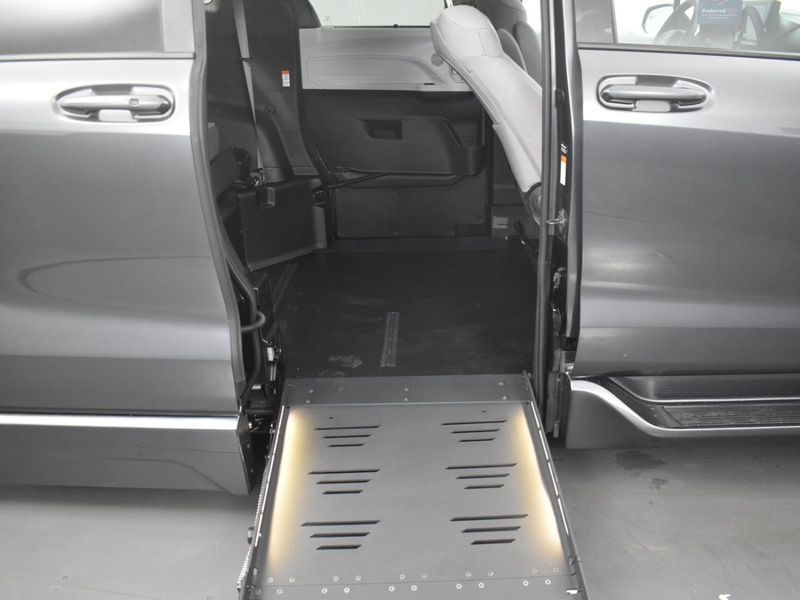 New 2025 Toyota Sienna Hybrid LE - BraunAbility Side Entry Entry Fold Out Automatic Ramp