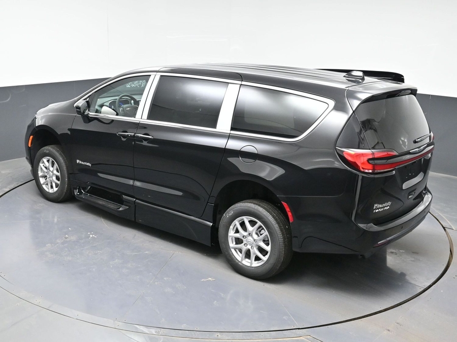 Black Chrysler Pacifica image number 9