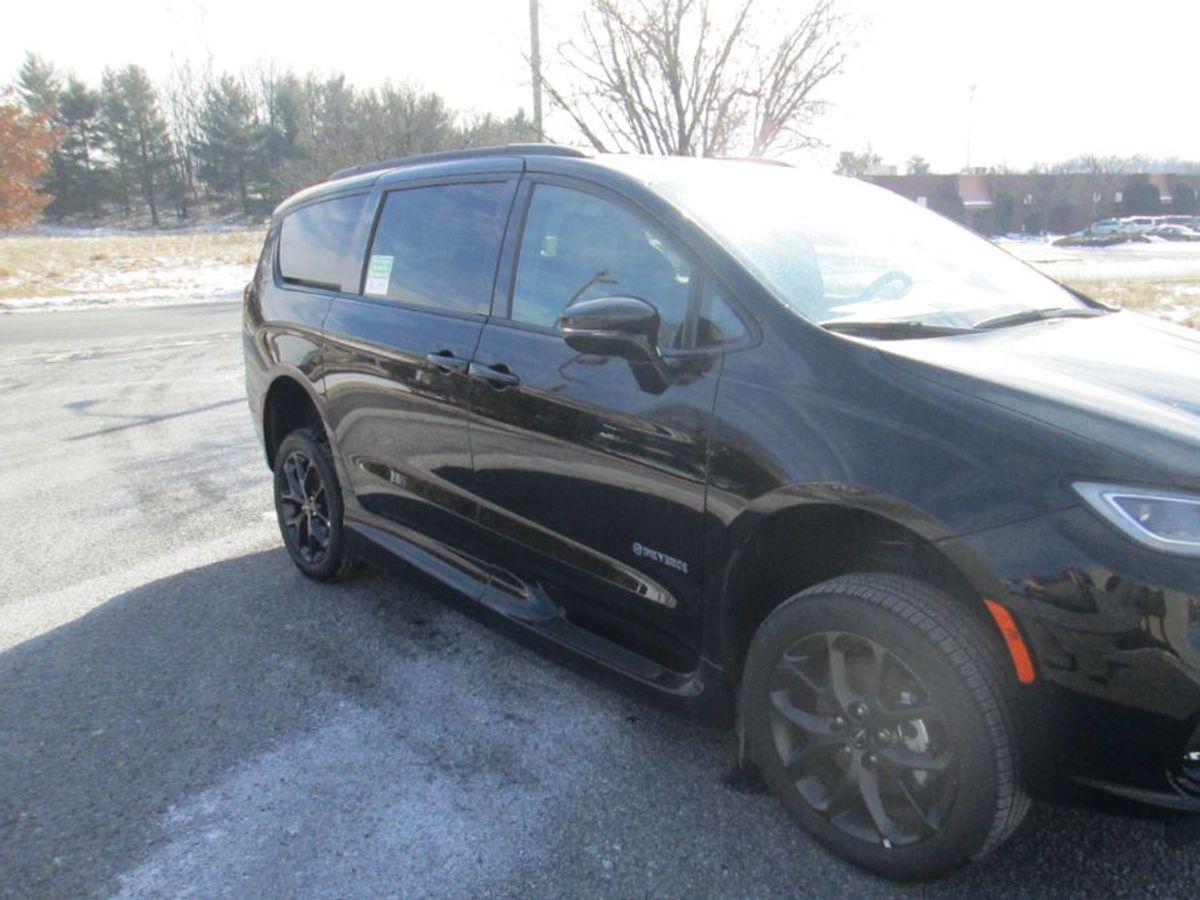 Black Chrysler Pacifica image number 1