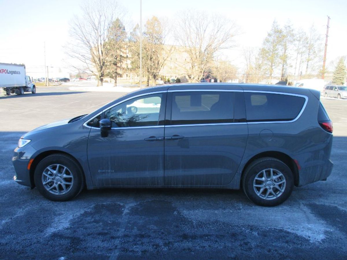 Grey Chrysler Pacifica image number 2