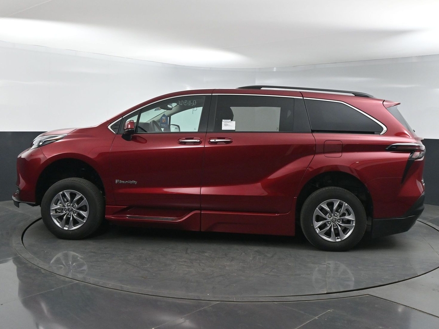 New 2025 Toyota Sienna Hybrid XLE Plus - BraunAbility Side Entry Entry Fold Out Automatic Ramp