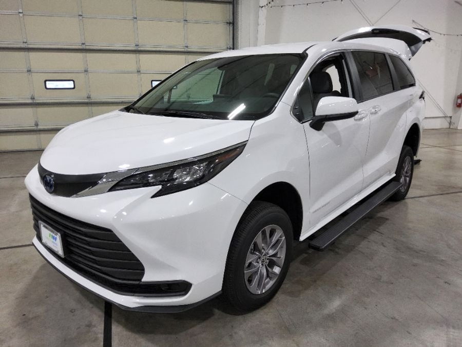 White Toyota Sienna image number 4