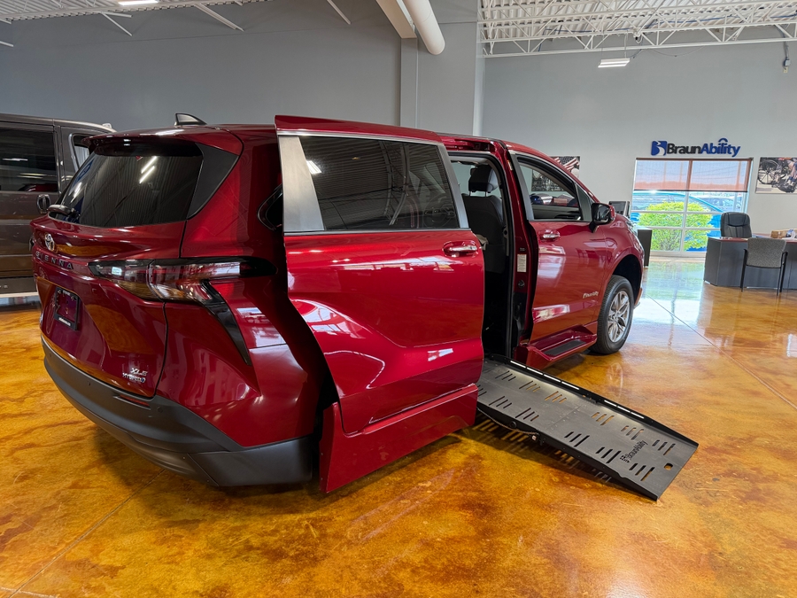 Used 2024 Toyota Sienna Hybrid XLE - BraunAbility Side Entry Entry Fold Out Automatic Ramp