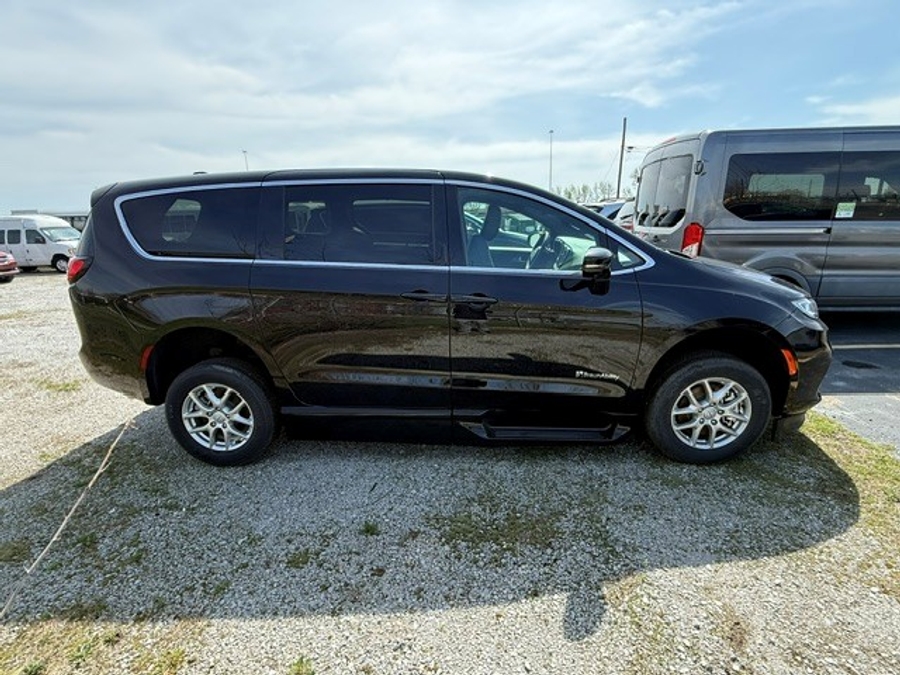 Número de imagen Chrysler Pacifica negro 3