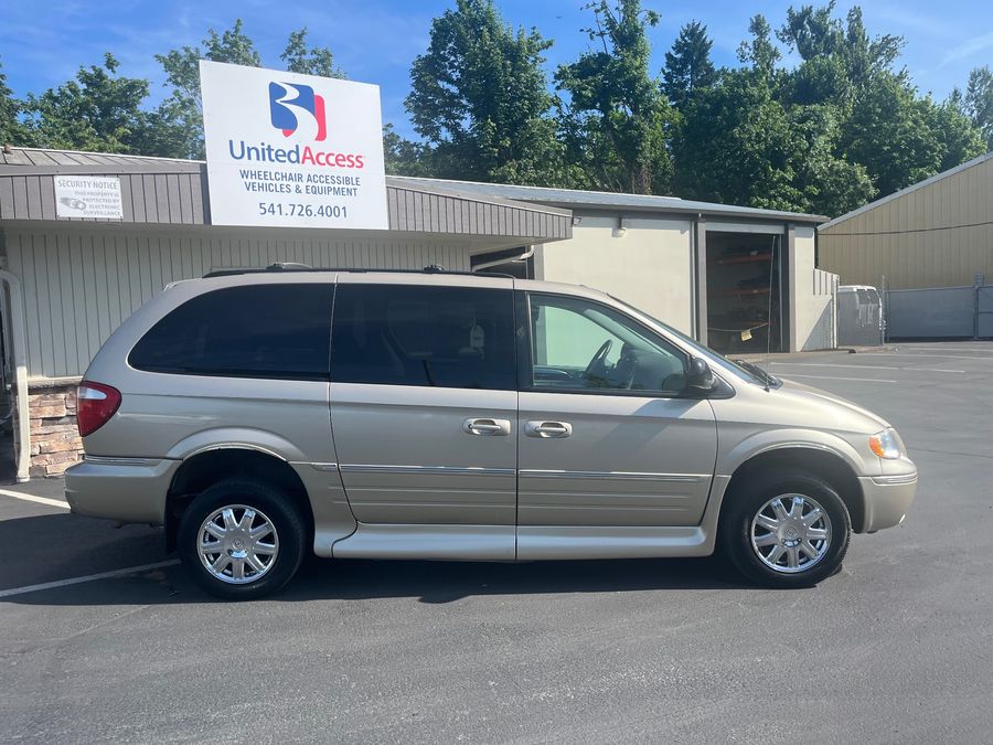 Used 2007 Chrysler Town and Country Limited - VMI Side Entry Entry In Floor Automatic Ramp