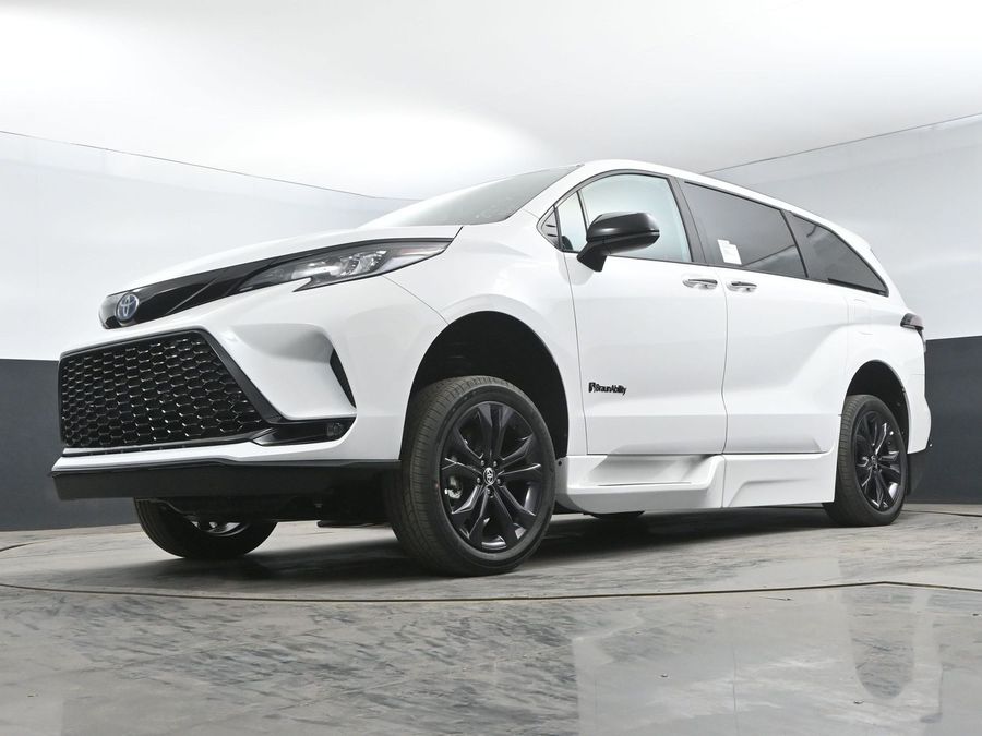 New 2025 Toyota Sienna Hybrid XSE Sport - BraunAbility Side Entry Entry Fold Out Automatic Ramp