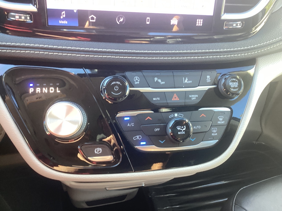 Grey Chrysler Pacifica image number 20