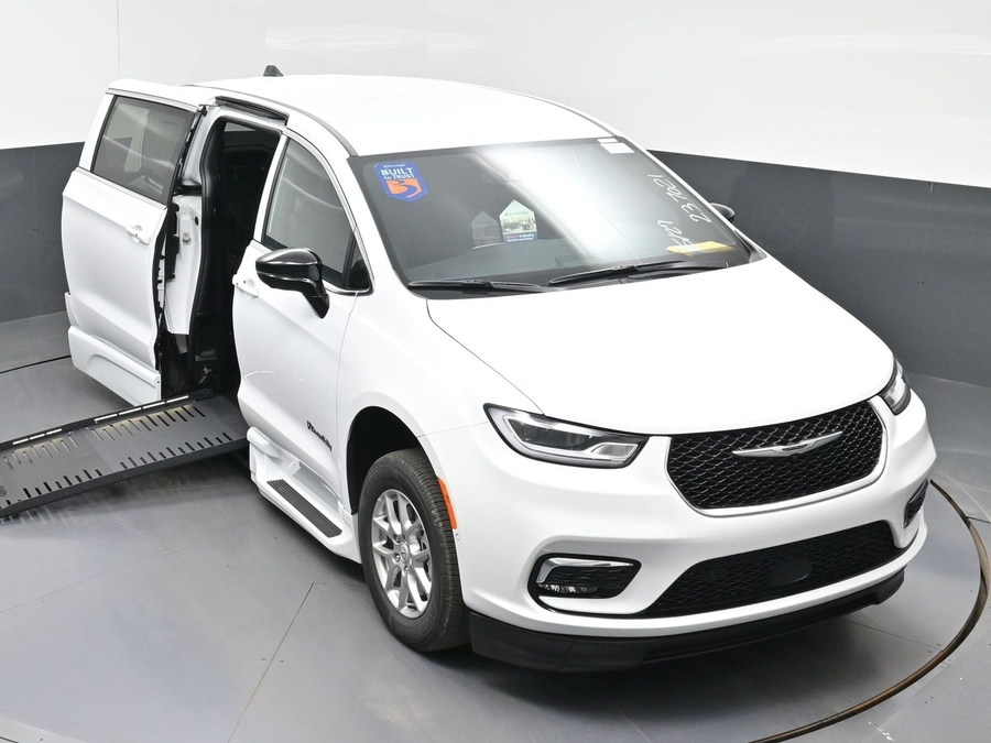 White Chrysler Pacifica image number 19