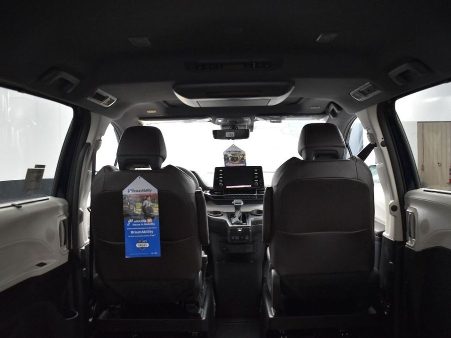 Blue Toyota Sienna image number 11