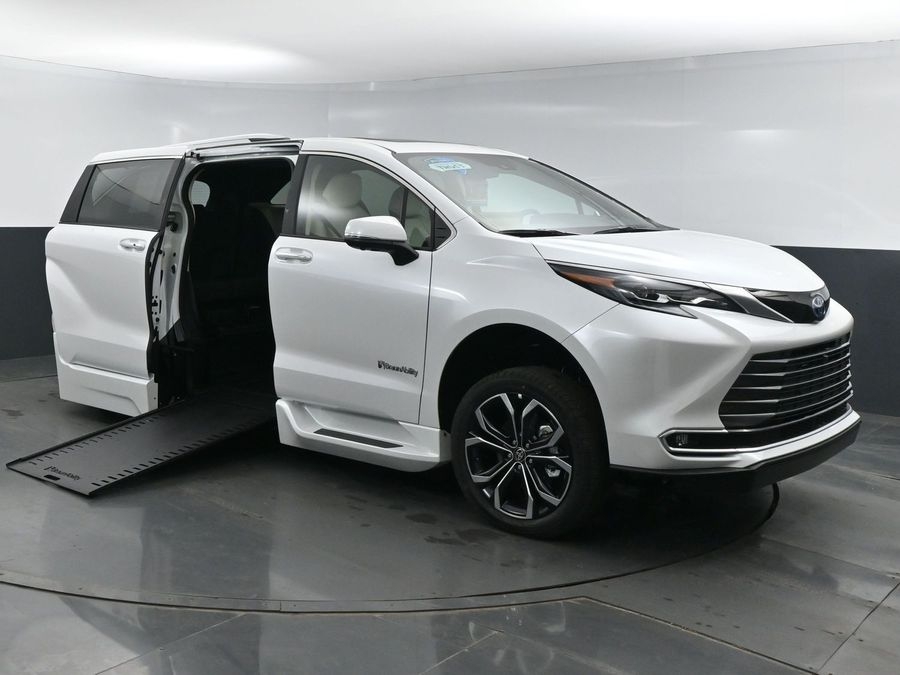 2025 Toyota Sienna Platinum's photo