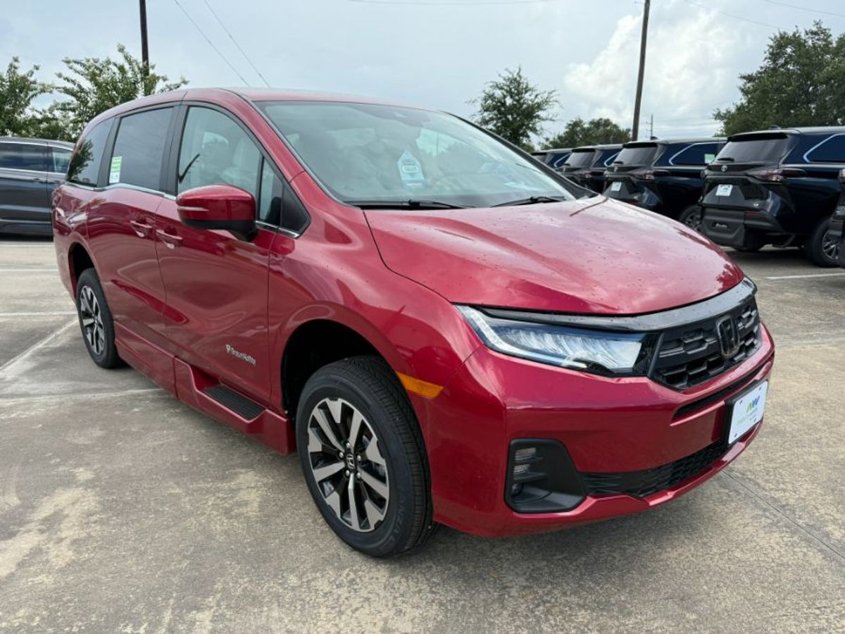 Honda Odyssey roja con entrada lateral automática en la rampa de piso