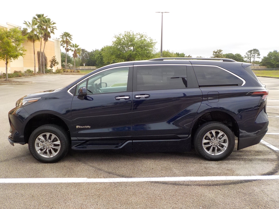 Blue Toyota Sienna image number 26