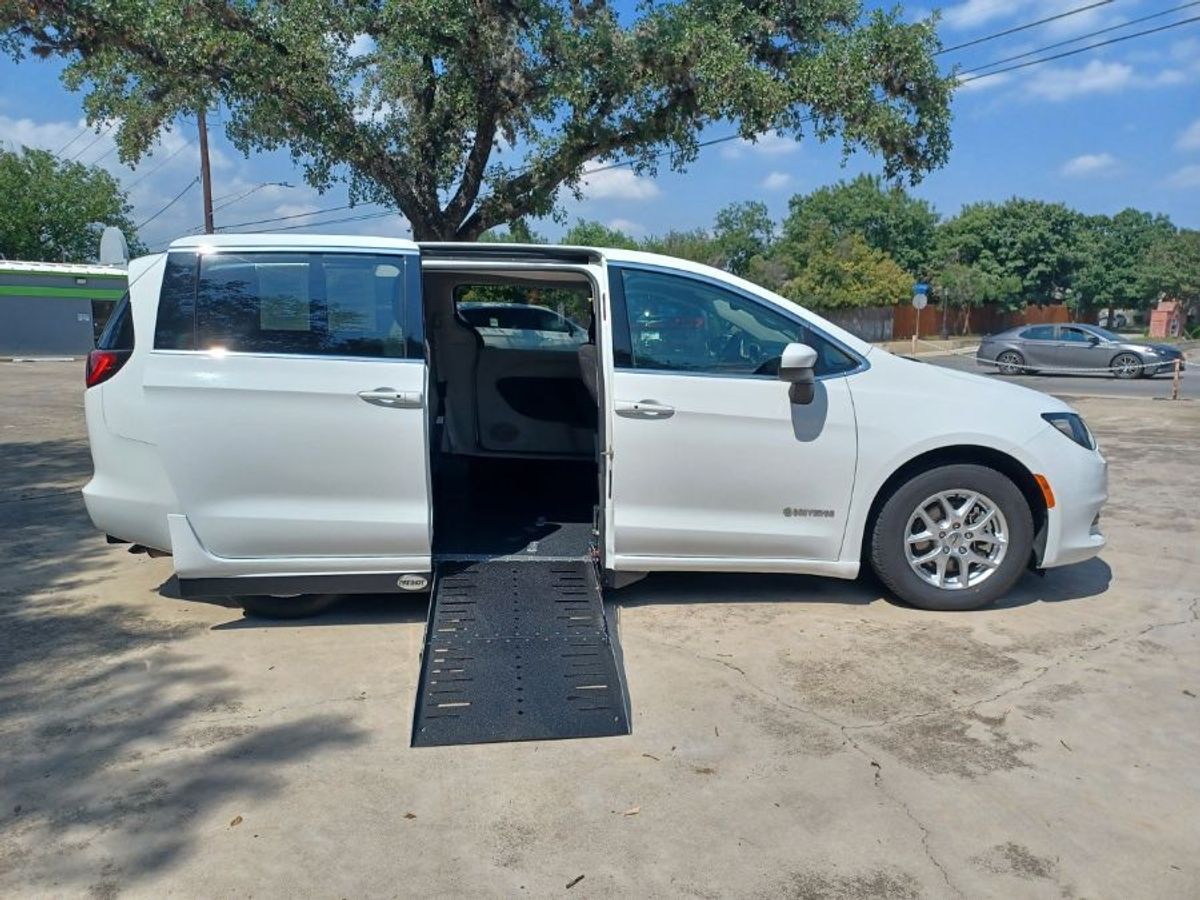 White Chrysler Voyager image number 1