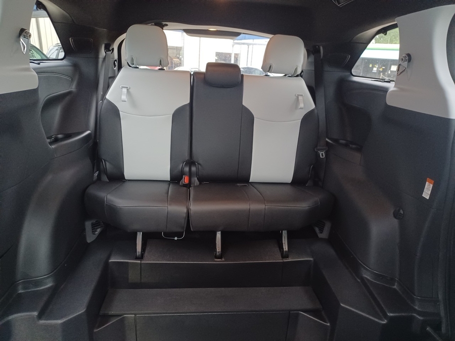 Black Toyota Sienna image number 18