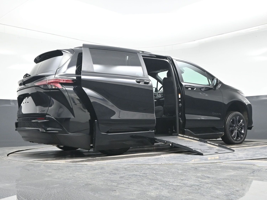 Black Toyota Sienna image number 21