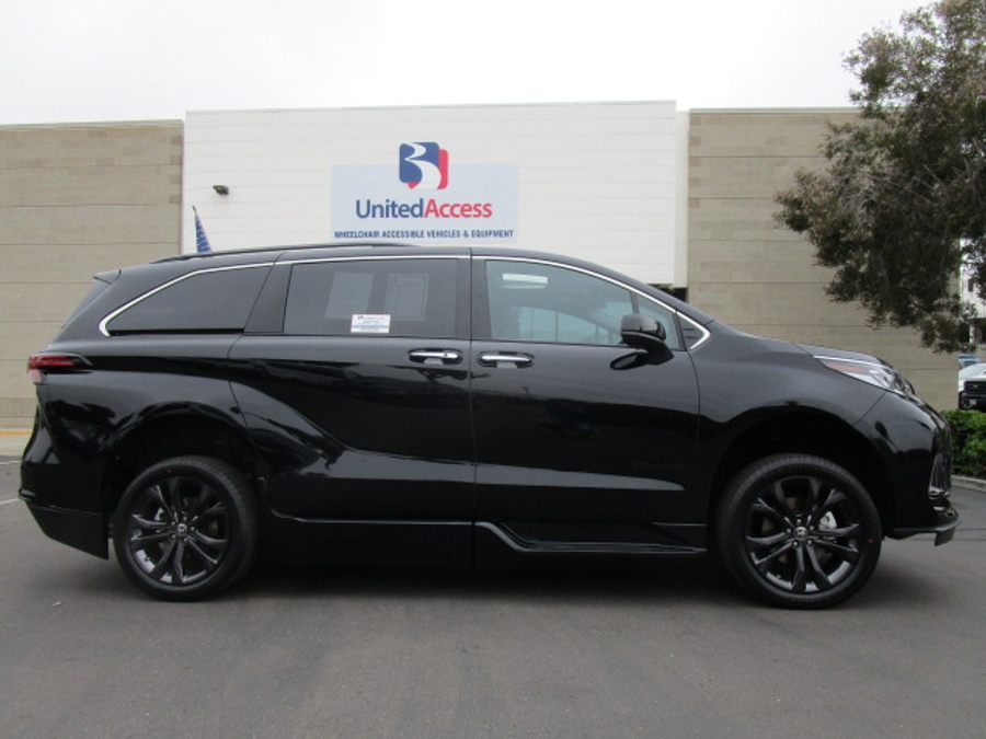New 2025 Toyota Sienna Hybrid XSE Sport - BraunAbility Side Entry Entry In Floor Automatic Ramp