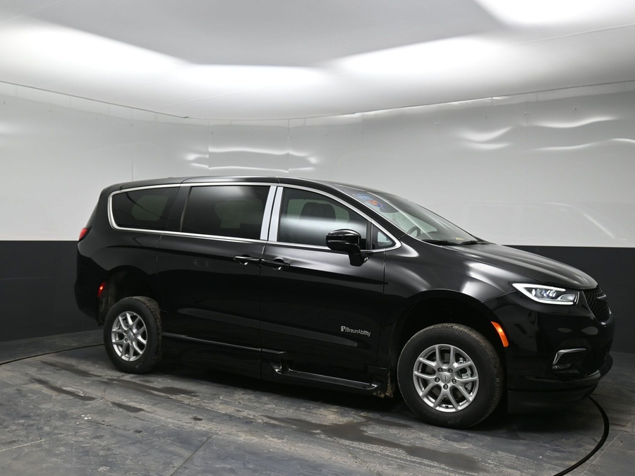Black Chrysler Pacifica image number 24