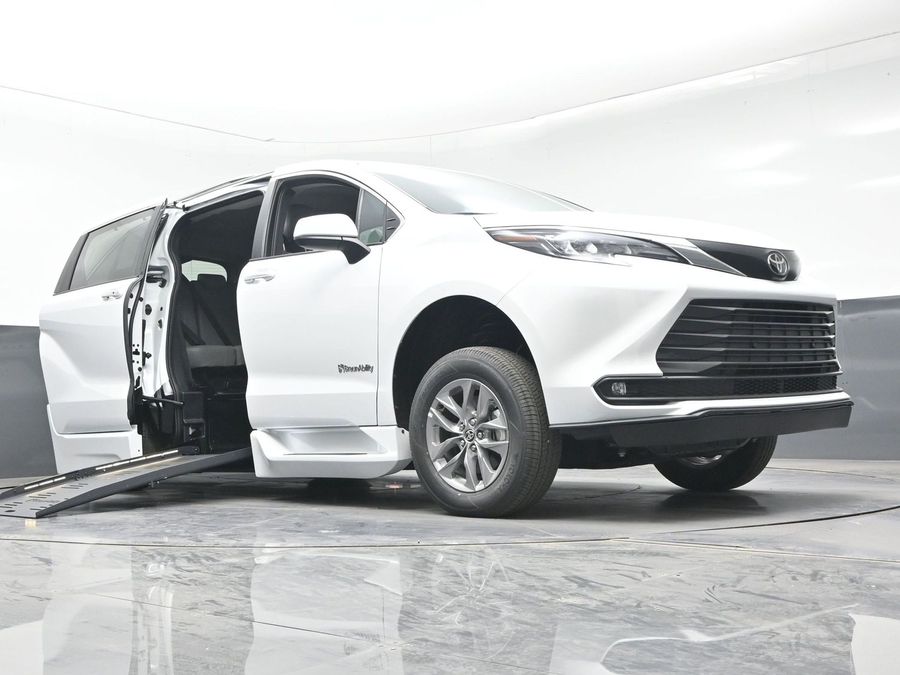 New 2026 Toyota Sienna Hybrid XLE Base - BraunAbility Side Entry Entry Fold Out Automatic Ramp