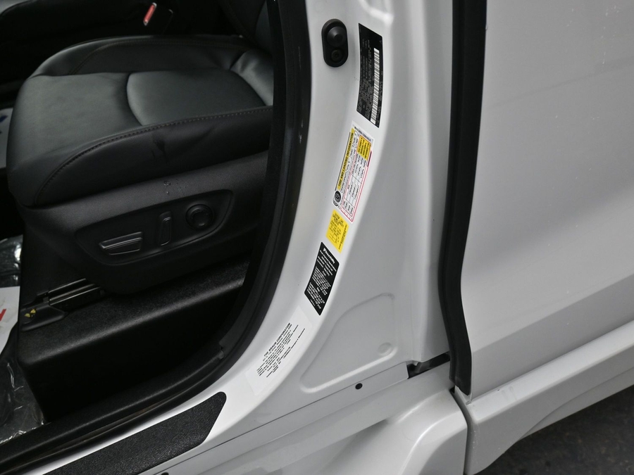 White Toyota Sienna image number 16