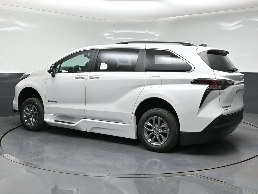 White Toyota Sienna image number 1