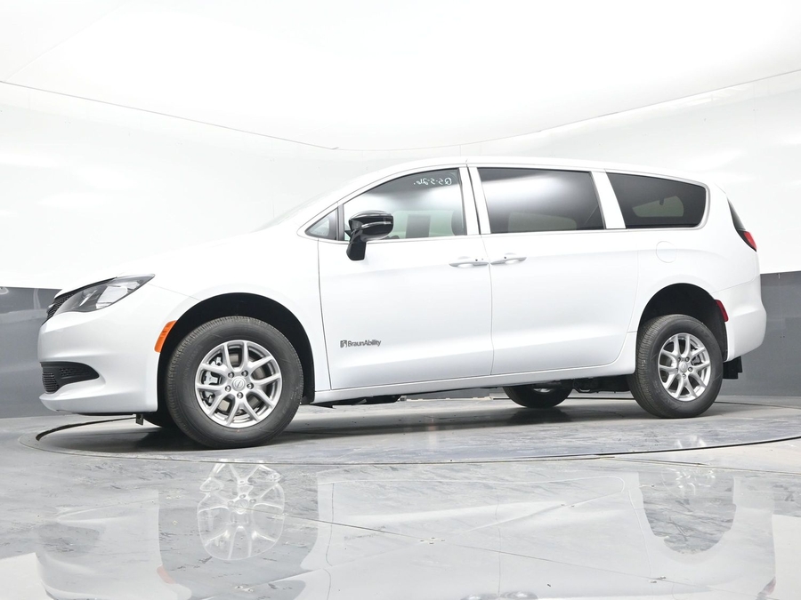 White Chrysler Voyager image number 21
