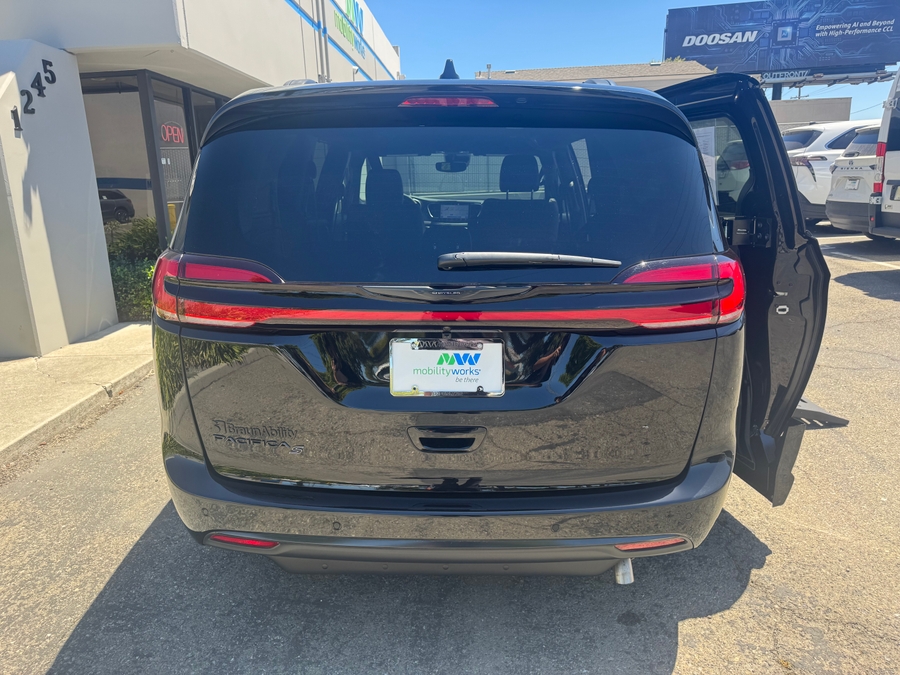 Black Chrysler Pacifica image number 5