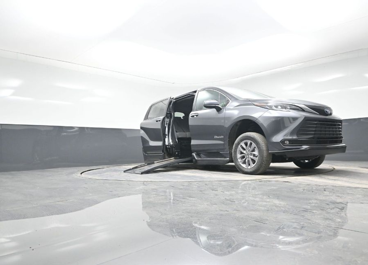 Grey Toyota Sienna image number 18