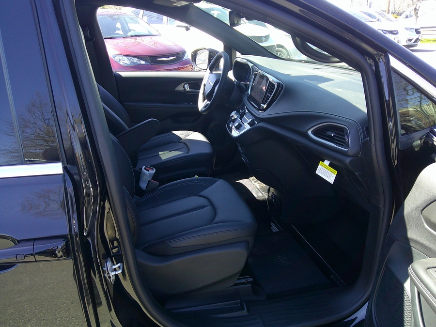 Black Chrysler Pacifica image number 21