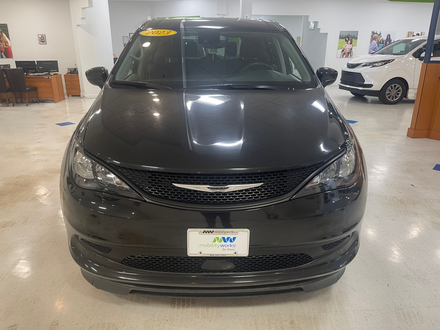 Black Chrysler Voyager image number 8