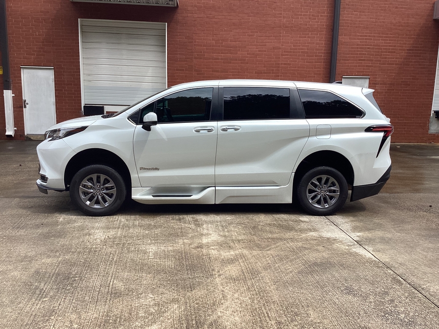 White Toyota Sienna image number 2