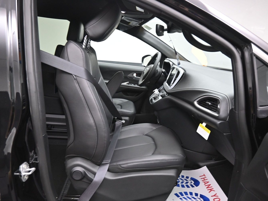 Black Chrysler Pacifica image number 8