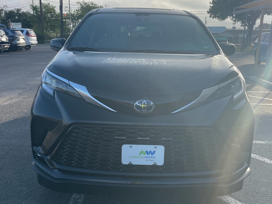 Black Toyota Sienna image number 4