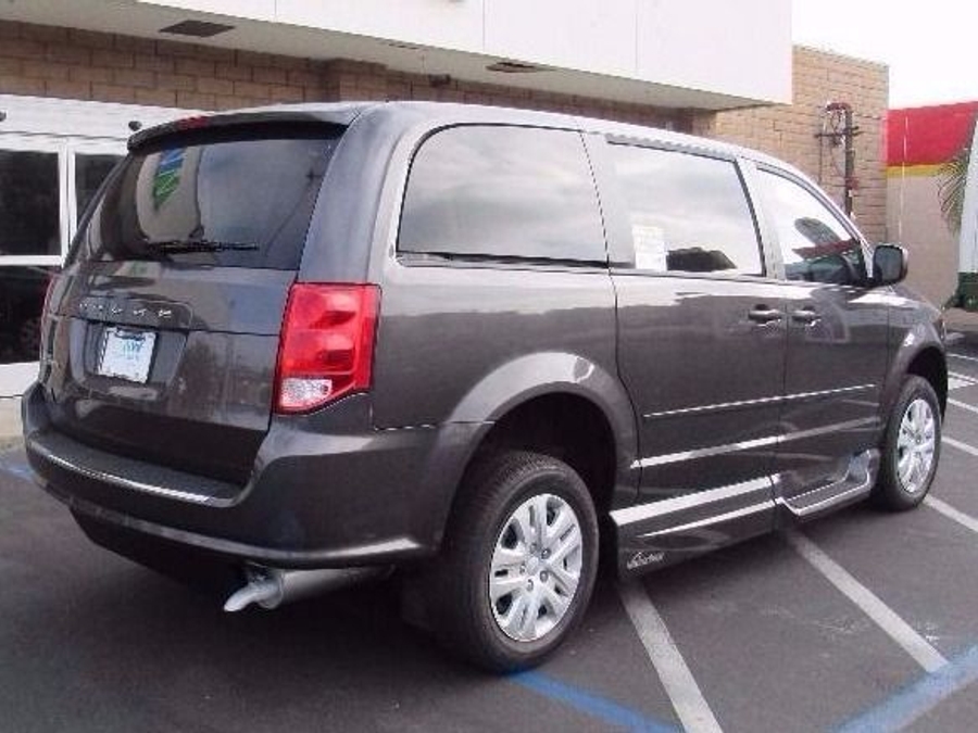 Grey Dodge Grand Caravan image number 4