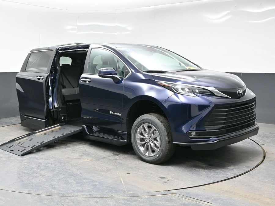 New 2026 Toyota Sienna Hybrid XLE Add - BraunAbility Side Entry Entry Fold Out Automatic Ramp
