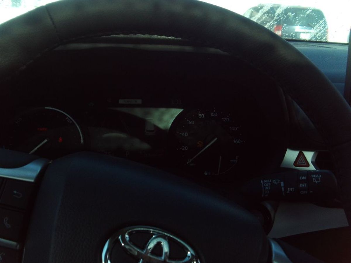 Grey Toyota Sienna image number 9