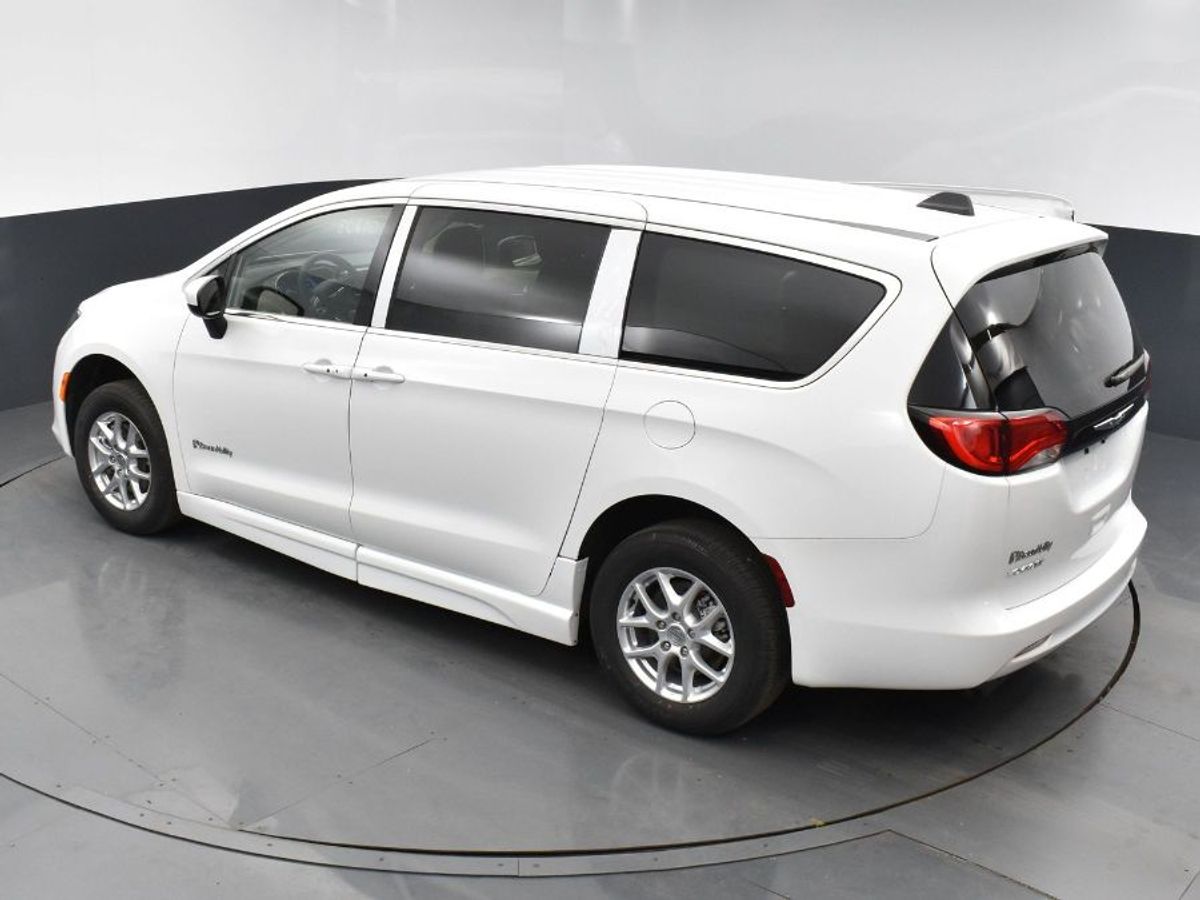 White Chrysler Voyager image number 15