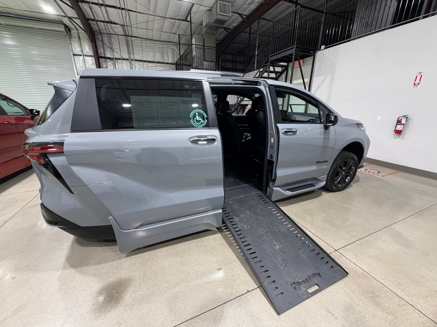 2025 Toyota Sienna XSE - Photo 8