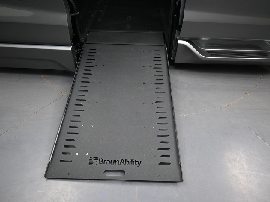 Grey Toyota Sienna image number 9