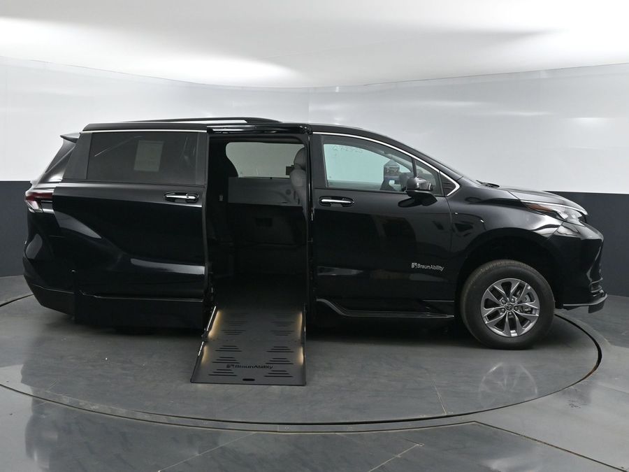 New 2025 Toyota Sienna Hybrid XLE Plus - BraunAbility Side Entry Entry Fold Out Automatic Ramp