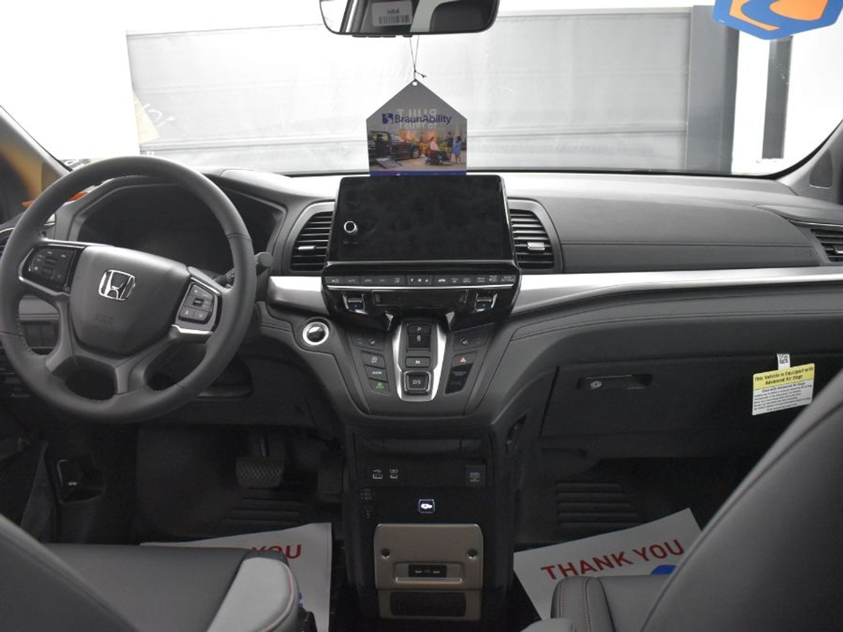 White Honda Odyssey image number 12