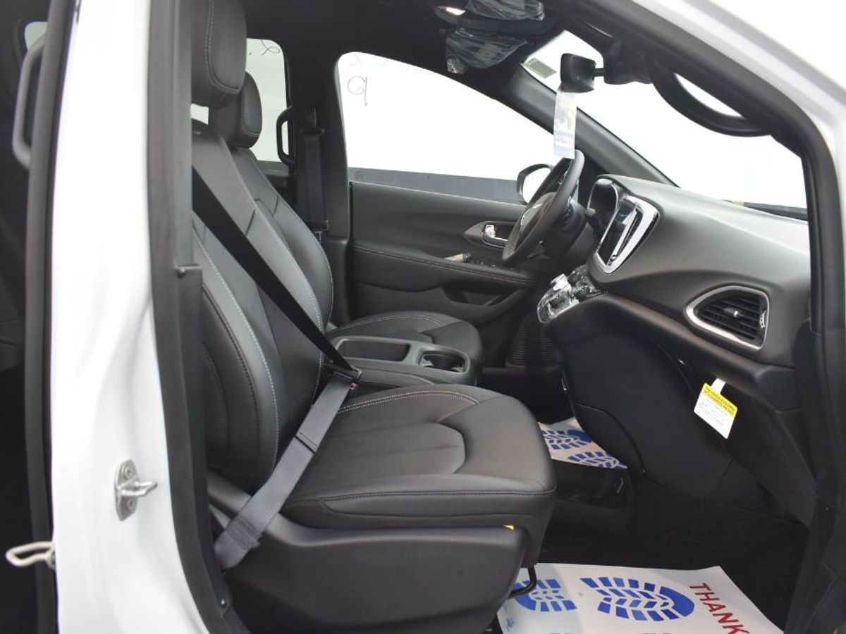 2025 CHRYSLER VOYAGER - Image 9